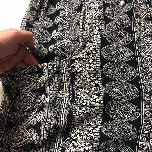 🌻SOLD🌻 Forever 21 black & white printed romper - Picture 4 of 8